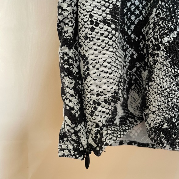 Urban Outfitters Snakeskin Print Crop Top - Picture 6 of 7